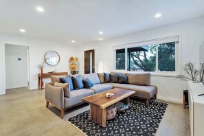 TV, offices - Tranquil Desert Escape: 10 Min walk to JT Village! (Joshua Tree)