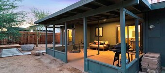 Tranquil Desert Escape: 10 Min walk to JT Village!