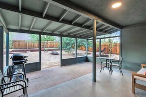 Interior - Tranquil Desert Escape: 10 Min walk to JT Village! (Joshua Tree)