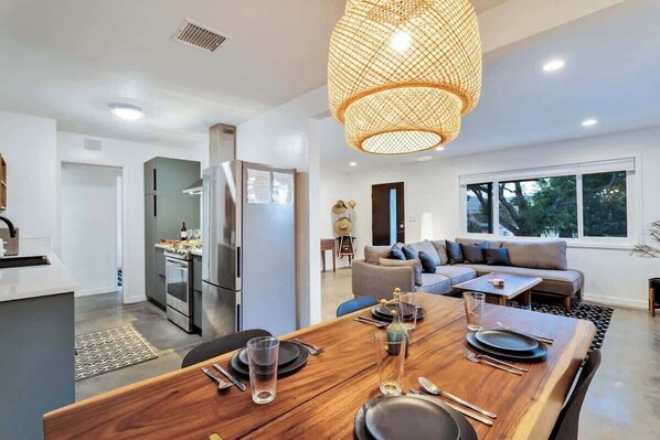 Interior - Tranquil Desert Escape: 10 Min walk to JT Village! (Joshua Tree)