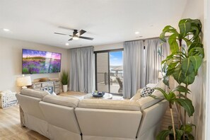 Smart TV - Vintage Villa - Luxury Condo, Infinity Pool, & Gym! (Village of Four Seasons)