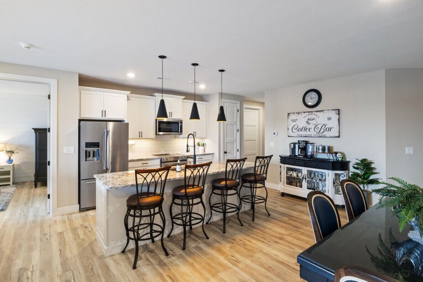 Réfrigérateur, micro-ondes, four, plaque de cuisson