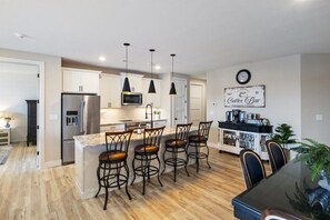 Fridge, microwave, oven, stovetop - Vintage Villa - Luxury Condo, Infinity Pool, & Gym! (Village of Four Seasons)