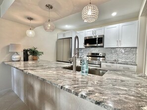 Réfrigérateur, micro-ondes, lave-vaisselle, cafetière/bouilloire