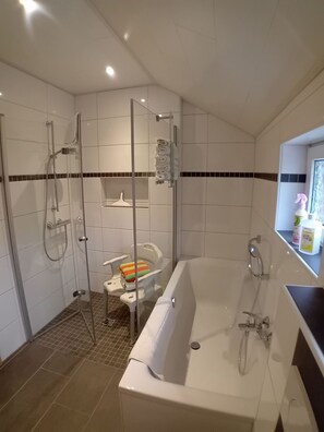Hair dryer, towels, soap - Barrierefreier Ländlicher Urlaub in Grüner Oase! Haustierfreundlich! (Wiesmoor)