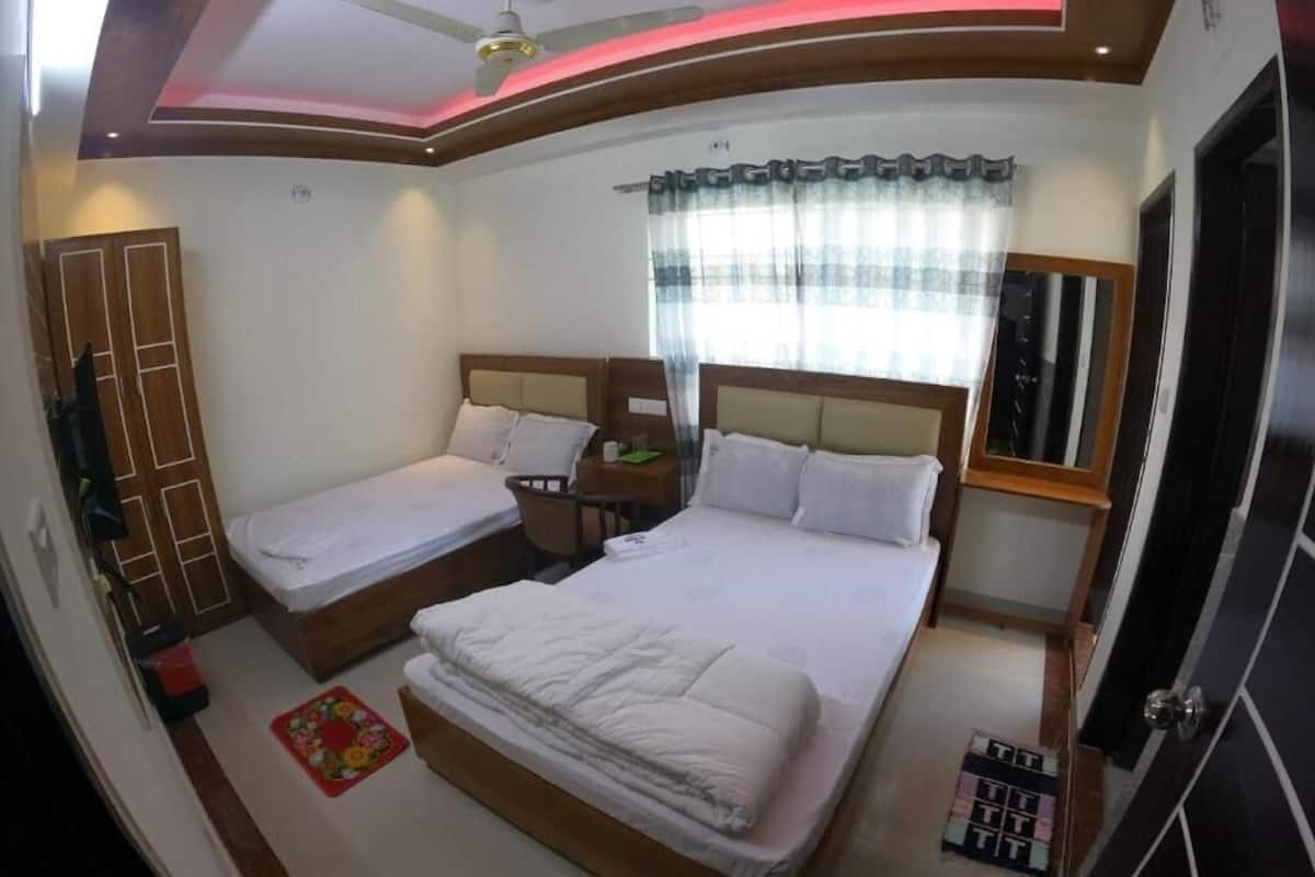 Chambre Quadruple Deluxe, balcon | 1 chambre, bureau, espace de travail pour ordinateur portable