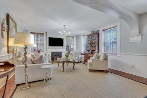 TV, fireplace