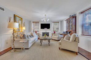 TV, fireplace - Luxury Monterey Square Garden-Level Retreat (Savannah)