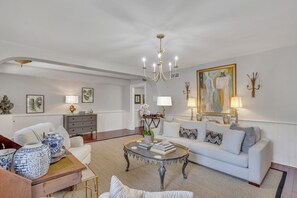 TV, fireplace - Luxury Monterey Square Garden-Level Retreat (Savannah)