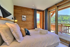 5 bedrooms, desk, iron/ironing board, travel cot