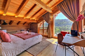 5 chambres, bureau, fer et planche à repasser, lit parapluie