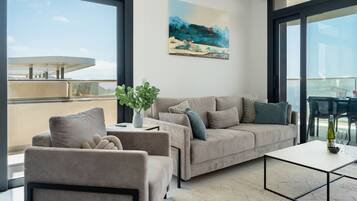 Suite Comfort, vistes al mar | Sala d'estar | Televisor intel·ligent de 60 polzades amb canals per cable i Netflix