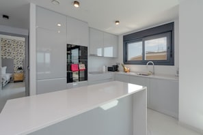 Refrigerador con freezer, horno, placa de cocina, lavavajillas