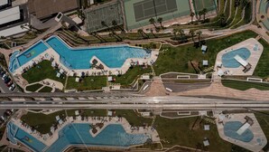 حمّام سباح ة خارجي، مظلات على حمّام السباحة، مقاعد للتشمس