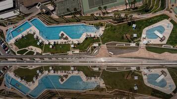 Piscina a l'aire lliure, para-sols i gandules