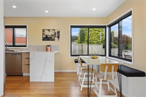 Sundrenched 70's - Spa Pool + Sleep-out, Sleeps 11