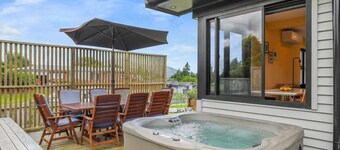 Sundrenched 70's | 3 Bed + Sleep-out with Spa Pool