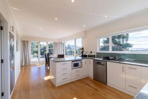 Fridge, microwave, oven, stovetop - All Seasons Escape | 5BR Cyclist's Hilltop Retreat (Rotorua)