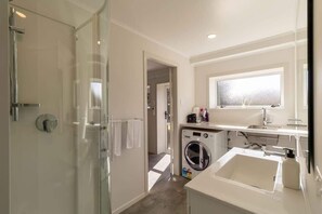 Shower, hair dryer, towels - All Seasons Escape | 5BR Cyclist's Hilltop Retreat (Rotorua)