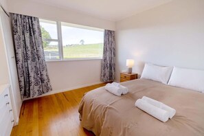 5 bedrooms, iron/ironing board, WiFi, bed sheets - All Seasons Escape | 5BR Cyclist's Hilltop Retreat (Rotorua)