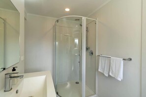 Shower, hair dryer, towels - All Seasons Escape | 5BR Cyclist's Hilltop Retreat (Rotorua)