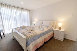 5 bedrooms, iron/ironing board, WiFi, bed sheets - All Seasons Escape | 5BR Cyclist's Hilltop Retreat (Rotorua)