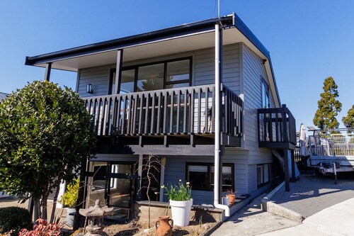 The Studio - Sunny Deck & Views, Sleeps 4