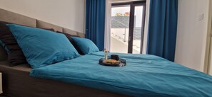 1 Schlafzimmer, Zimmersafe, Schreibtisch, Bügeleisen/Bügelbrett