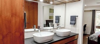 The Timboon Villa - 5 bedroom home