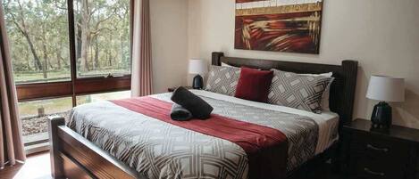 5 bedrooms, iron/ironing board, WiFi, bed sheets