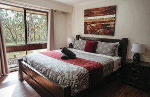 5 bedrooms, iron/ironing board, WiFi, bed sheets