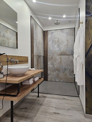 Shower, jetted bath, hair dryer, towels