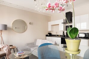 Leilighet, byutsikt | Oppholdsområde