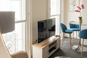 Apartment, Stadtblick | Wohnbereich