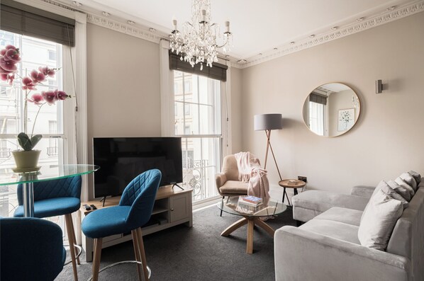 Apartment, Stadtblick | Wohnbereich