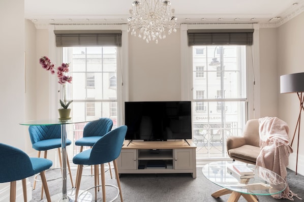 Apartamento, vista para a cidade | Área de estar