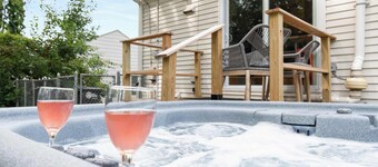 Peaceful Gem! Hot tub, Fenced Yard & Near Downtown!