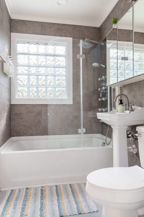 Een douche, een haardroger, handdoeken