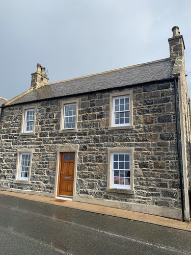 Directly overlooking the moray Firth with uninterrupted sea views pet friendly