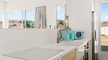 Jääkaappi, mikroaaltouuni, uuni, liesi