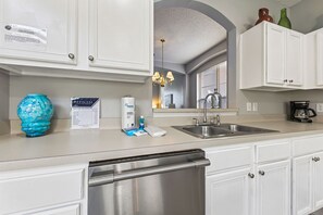 Geladeira, micro-ondas, cooktop, lava-louças