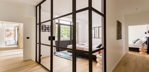 4 makuuhuonetta, työpöytä, silitysrauta/-lauta, vauvan matkasänky