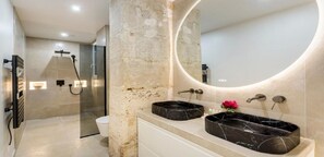Een douche, een haardroger, handdoeken, zeep