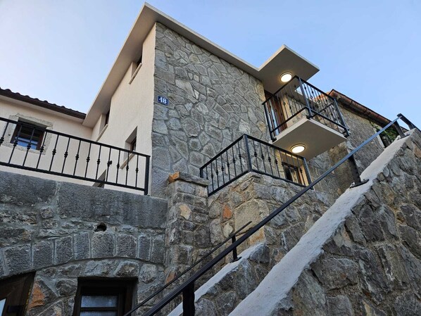 Exterior detail - Villa Nautia Stone House (Milohnici)