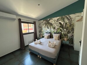 5 bedrooms, travel crib, free WiFi, bed sheets