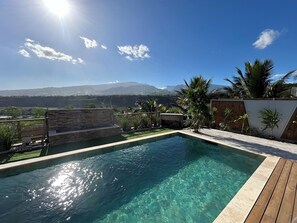 Ein Schwimmbecken mit freiem Blick auf die Berge im Hintergrund.