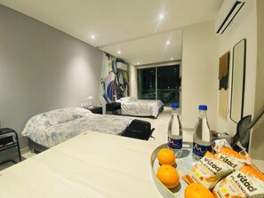 1 dormitorio, escritorio, tabla de planchar con plancha y wifi