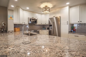 Fridge, microwave, oven, stovetop - SANDARAC BEACHFRONT 2B/2B VACATION CONDO w/ GORGEOUS GULF VIEW, RESORT POOL + SCREENED LANAI! (Fort Myers Beach)