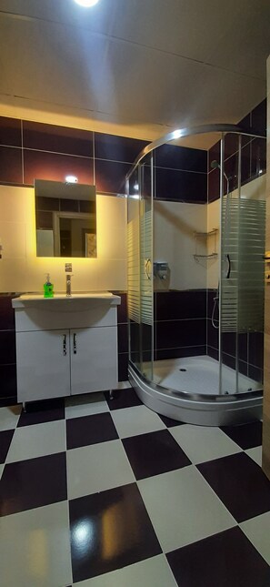 Shower, hair dryer, slippers, towels - TOBO BELLA HOTEL (Gerede)