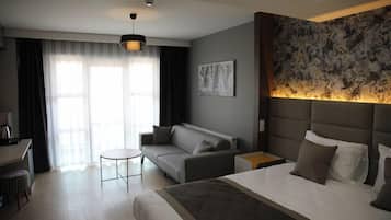 2 bedrooms, in-room safe, desk, blackout curtains